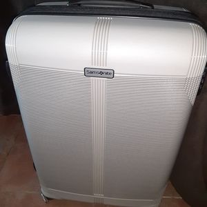 Brand new Samsonite supra dlx medium spinner